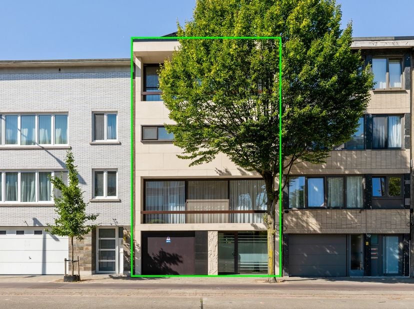 Een woning met een verhaal en uitzonderlijk veel ruimte. Deze karaktervolle eengezinswoning in naoorlogs modernistische stijl werd in 1970 ontworpen d