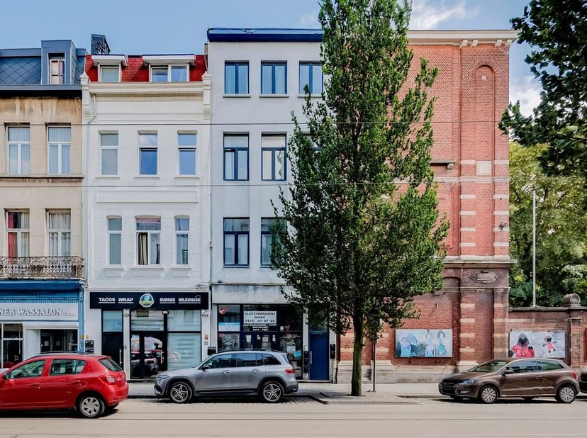 Dit lichtrijk appartement te koop is gelegen op de 2de verdieping aan de Brederodestraat 117 vlakbij 't Zuid in Antwerpen. <br />
Alle cafés, restaur