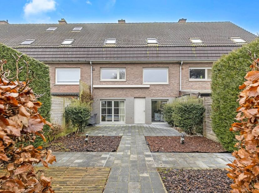 Deze instapklare bel-etage te koop in Beveren-Leie heeft 4 kamers en zuidgerichte tuin met terras en ligt op een perceel van ca. 350m². Naast de inpan