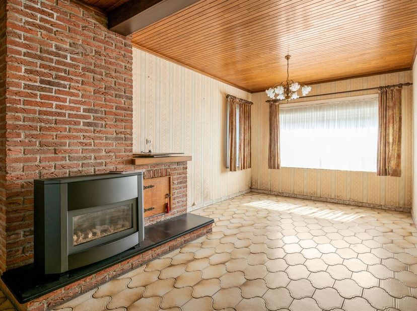 Locatie: <br />
Deze woning is gelegen aan de Eikenstraat 37 in Beerse, op een rustige locatie met een goede bereikbaarheid. Het centrum van Beerse, m