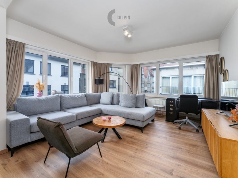Op zoek naar een gezellig en instapklaar appartement aan de kust? Dit lichtrijke hoekappartement op de tweede verdieping werd volledig gerenoveerd en