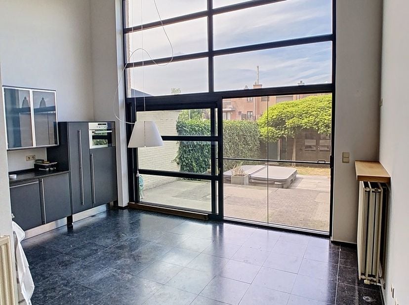 Op zoek naar een comfortabele en goed gelegen huurwoning in Hasselt? Dan is deze ruime bel-etagewoning aan de Kapellekensbampdstraat 35 zeker een bezo