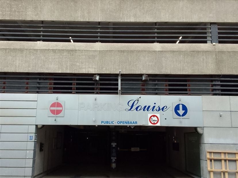 INFO/VISITE : WhatsApp/SMS = 0476.57.08.72 (Chris. Delbrouck, IPI) - Te huur : parkeerplaats gelegen in de "COMPLEXE LOUISE", RUE DE LIVOURNE 11 (inga