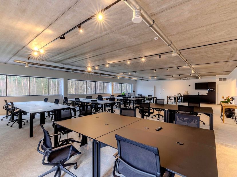 Ingericht kantoor/praktijkruimte van 235m²<br />
<br />
Langs de Poederleesteenweg te Lichtaart bevindt zich het opgeleverde nieuwbouwproject Bedrij