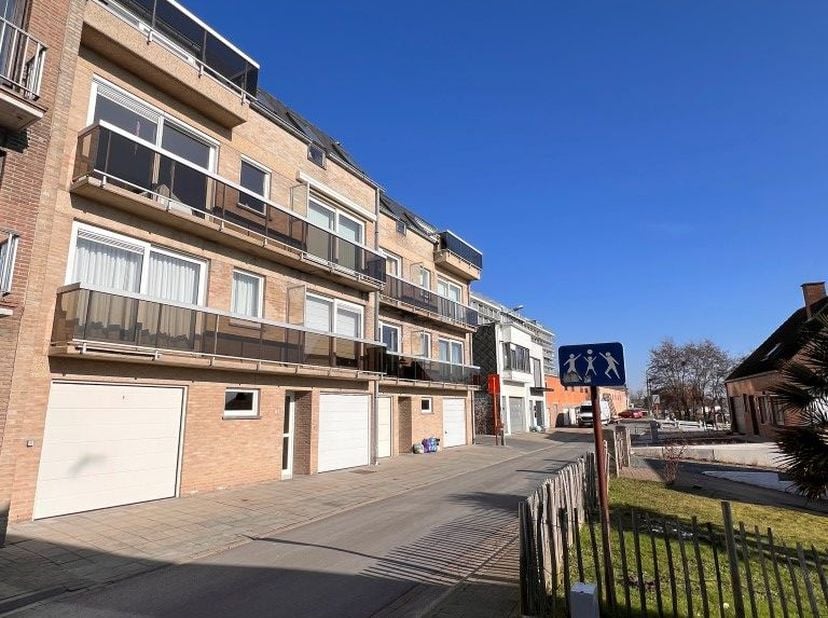 Rustig gelegen appartement met twee slaapkamers en een uitzonderlijk groot terras van 20m² langs achterzijde. Vanuit de woonkamer en vanop het balkon