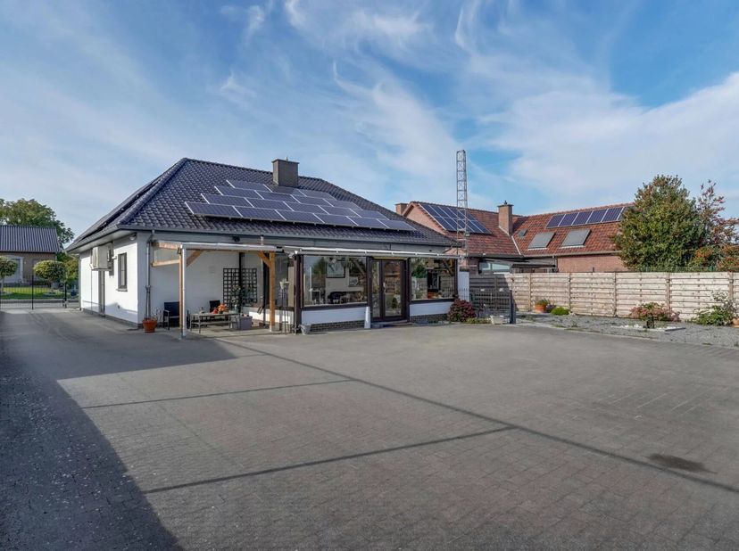 Deze uitstekend onderhouden villa aan de Hertstraat 27 in Schalkhoven (Bilzen-Hoeselt) biedt een bewoonbare oppervlakte van maar liefst 277 m² en is g