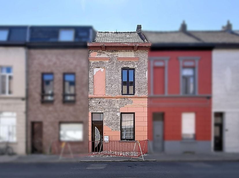 WONING MET KOER EN BIJGEBOUW<br />
<br />
Totaal te renoveren ruime woning (4slaapkamers)  met koer en bijgebouw.<br />
Energielabel F = renovatieplic