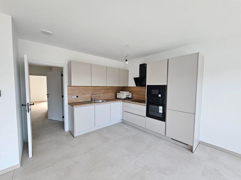 Degelijk afgewerkt nieuwbouw appartement met terras.<br />
<br />
Dit nieuwbouw appartement op de eerste verdieping is gelegen in Opgrimbie, dichtbij
