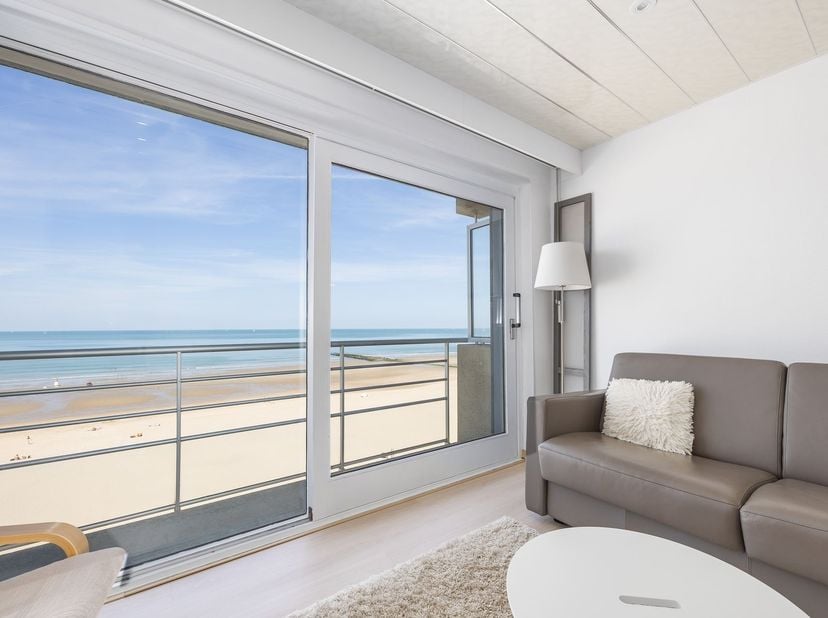Welkom in deze verrassend ruime en gemeubelde studio met aparte slaaphoek, uitstekend gelegen in Middelkerke en direct aan het strand.<br />
<br />
De