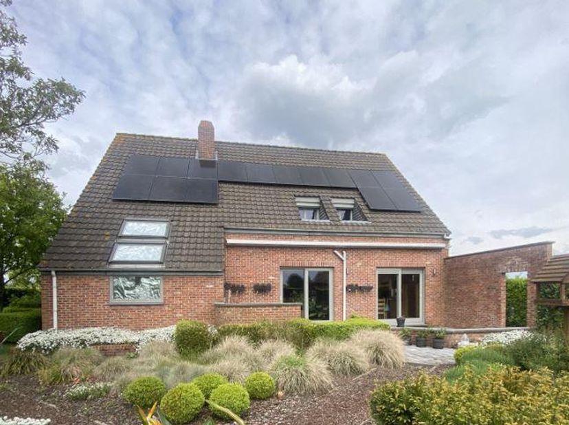 VRIJSTAANDE WONING<br />
<br />
Deze vrijstaande woning, gelegen aan de Geurtsestraat 56 in Oostmalle, werd gebouwd in 1992 en bevindt zich op een moo