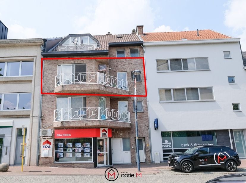 Dit ruime appartement bevindt zich op een toplocatie in het centrum van Alken, pal tegenover de kerk en de school, en op wandelafstand van verschillen