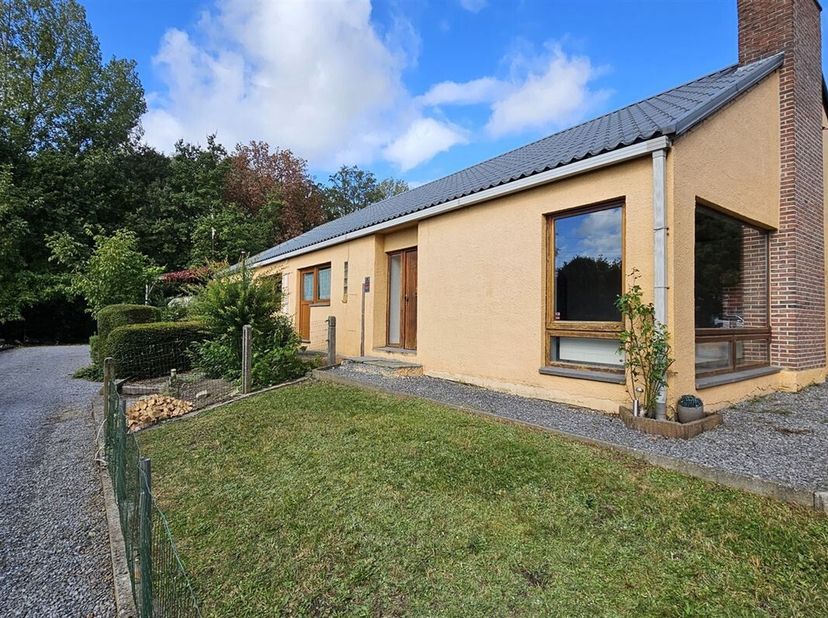 SOUS OPTION - PLUS DE VISITE - Prix: Offre à partir de 250.000 euros, frais d'agence non inclus et à charge de l'acquéreur.<br />
Maison de type "kang