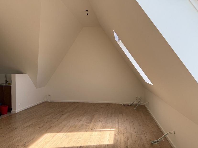 Stijlvol en modern wonen in Herselt.Het appartement heeft een bewoonbare oppervlakte van 107m².Meer info: https://www.era.be/nl/te-huur/herselt/appart