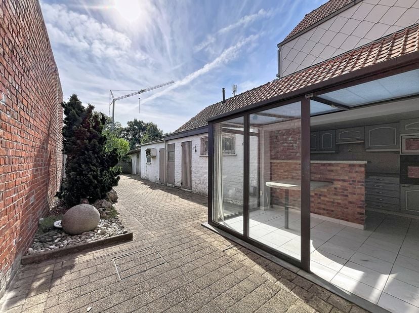 Deze halfopen woning bevindt zich in het centrum van Maldegem, in de Bogaardestraat 120, en biedt heel wat mogelijkheden voor wie op zoek is naar een
