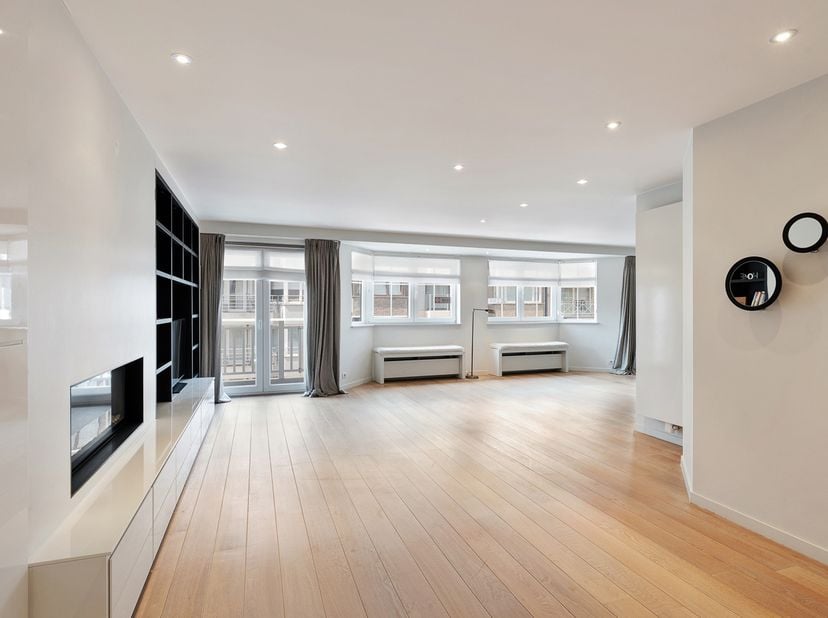 Uitzonderlijk ruim en hedendaags appartement van 163 m² op toplocatie in het hart van Knokke, op wandelafstand van het strand en de winkels, gelegen i