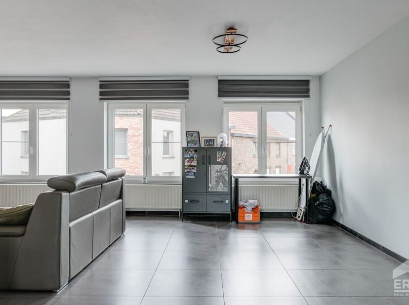 Te koop: duplex-appartement op de eerste en tweede verdieping in het centrum van Zichem, op wandelafstand van tal van voorzieningen.Dit eigentijdse en