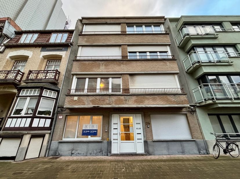 Dit gelijkvloerse appartement omvat een inkomhal die toegang biedt tot de leefruimte, badkamer en slaapkamer. In de inkomhal zijn verschillende ingebo