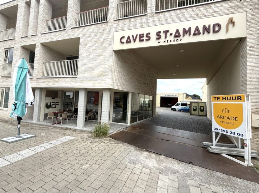 Op een strategische ligging in Sint-Amandsberg, bieden wij deze ruime en multifunctionele ruimte te huur aan.<br />
<br />
Het pand geniet van een uit