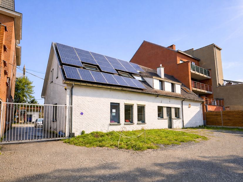 Op het gelijkvloers bevindt zich een inkomhal, een gemeenschappelijke sas, een onthaalruimte en verschillende ruimtes (7 bureaus), een keuken, een sto