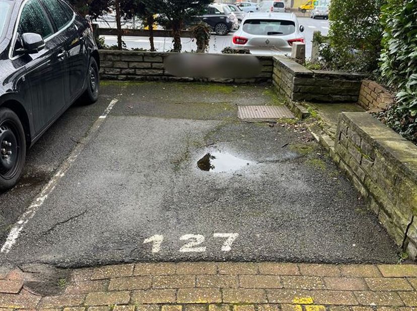 Deze buiten staanplaats is ideaal gelegen vlakbij het centrum van Mechelen. Perfect voor wie op zoek is naar een veilige en vlot bereikbare parkeerrui