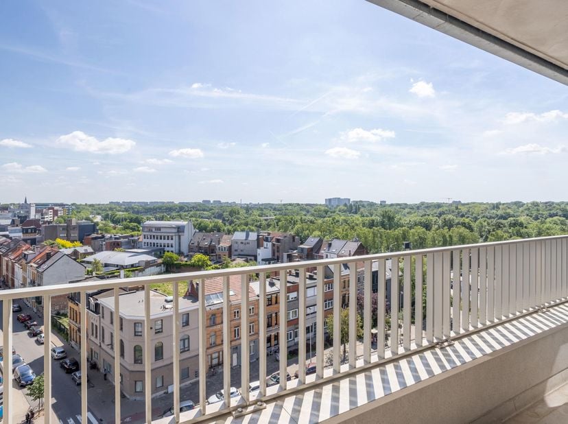 Dit recent appartement op de 9e verdieping (lift) wordt te huur aangeboden.<br />
De ligging is ideaal, nabij de Singel, De Wezenberg, verschillende v