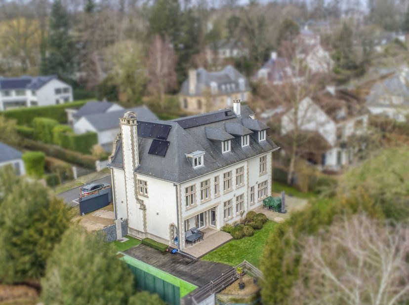 Située sur la prestigieuse et verdoyante Avenue Blücher, l’une des adresses les plus illustres et convoitées d’Uccle, nous avons l'honneur de vous pré