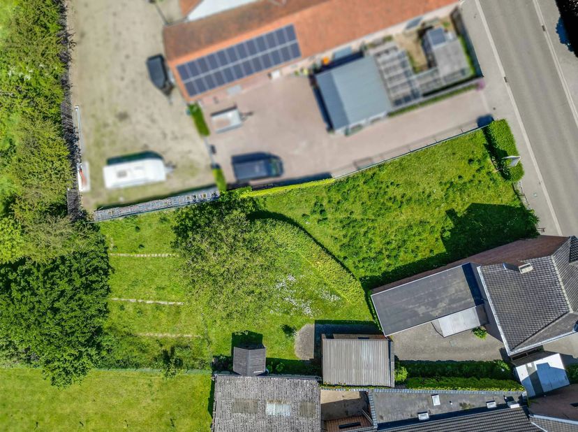 Deze bouwgrond voor halfopen bebouwing is rustig gelegen aan de Kleistraat 7 in Beverst, deelgemeente van Bilzen.<br />
Het perceel heeft een oppervla