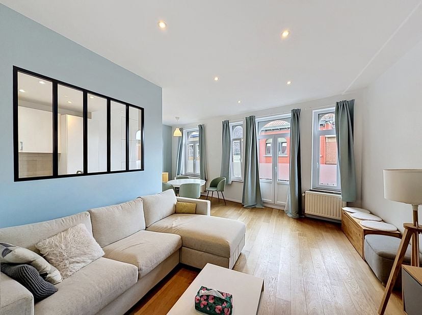 À proximité de Bordet et de l’OTAN, situé dans une rue calme, au 2E étage d’une petite copropriété, superbe appartement 1CH MEUBLÉ de ± 50m². Composit