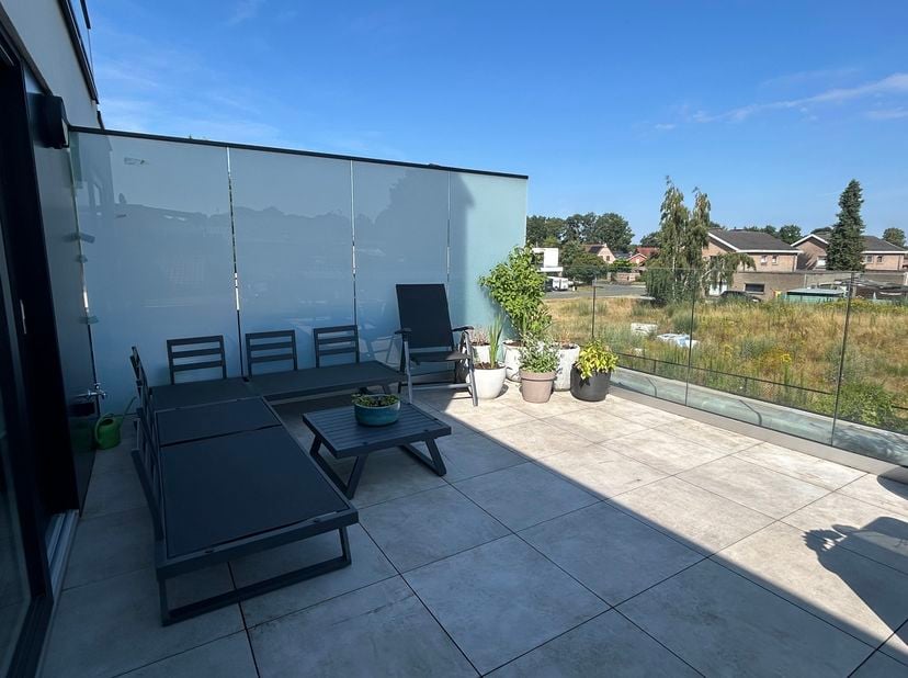 Dit appartement is gelegen op de eerste verdieping en is voorzien van 2 slaapkamers en een autostandplaats in de kelder. <br />
INDELING: <br />
Kelde