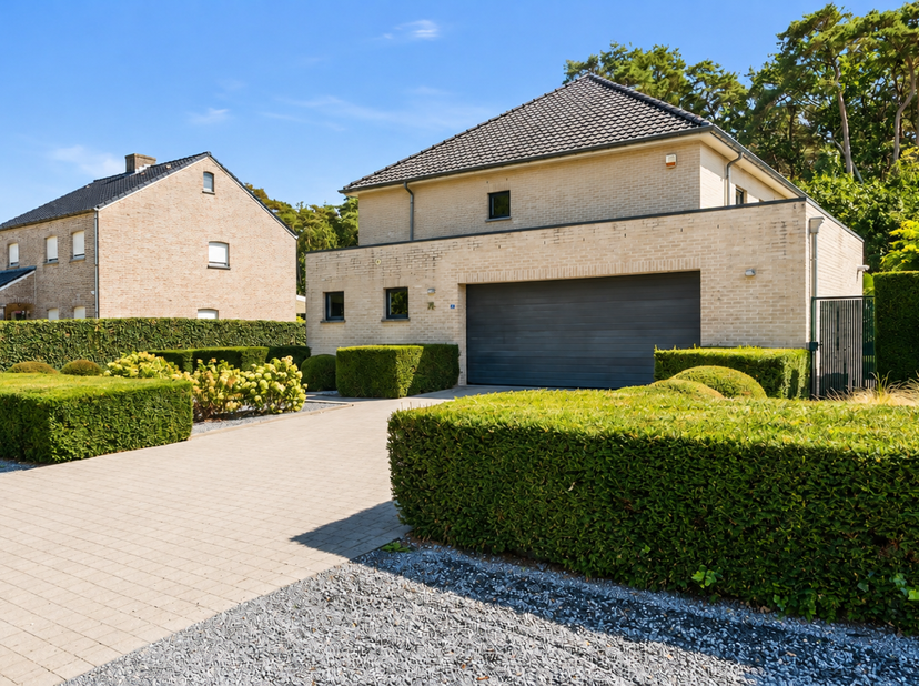 Stijlvolle villa met royale leefruimtes en prachtige volwassen tuin in Maasmechelen<br />
Rust, ruimte en verfijnd wooncomfort komen samen in deze ver