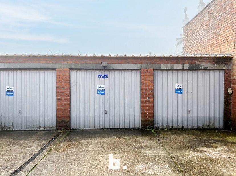 Nog 1  te koop, garagebox uiterst links. Perfect gelegen en afgesloten garagebox in het hart van De Haan! Deze garagebox is ideaal als investering of