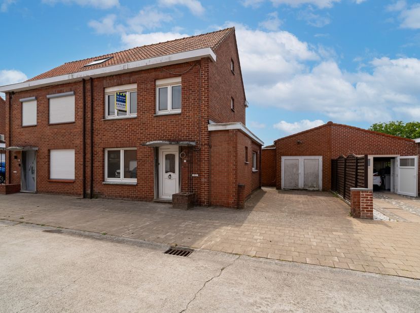 Bent u op zoek naar een woning MET GARAGE EN TUIN op een rustige locatie in het landelijke Heestert? Dan is deze eigendom zeker een bezoek waard. <br