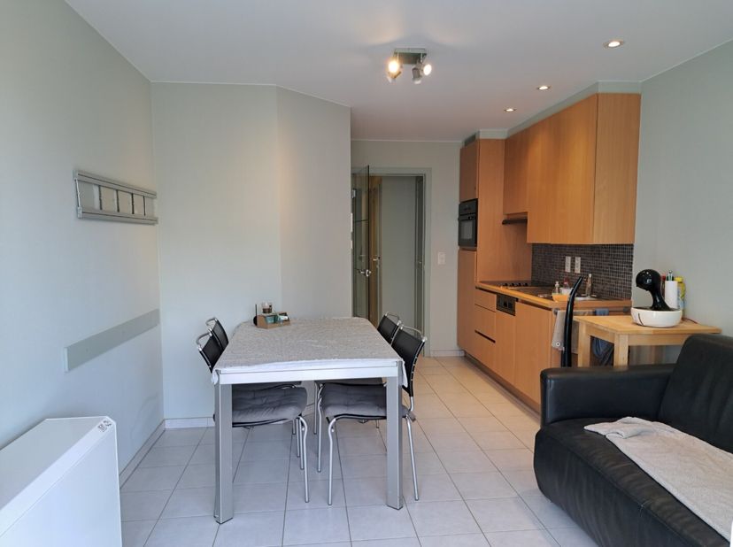 Appartement partiellement meublé avec orientation Sud dans le centre de Koksijde-Bad comprenant :  hall d'entrée, un séjour très ensoleillé avec grand