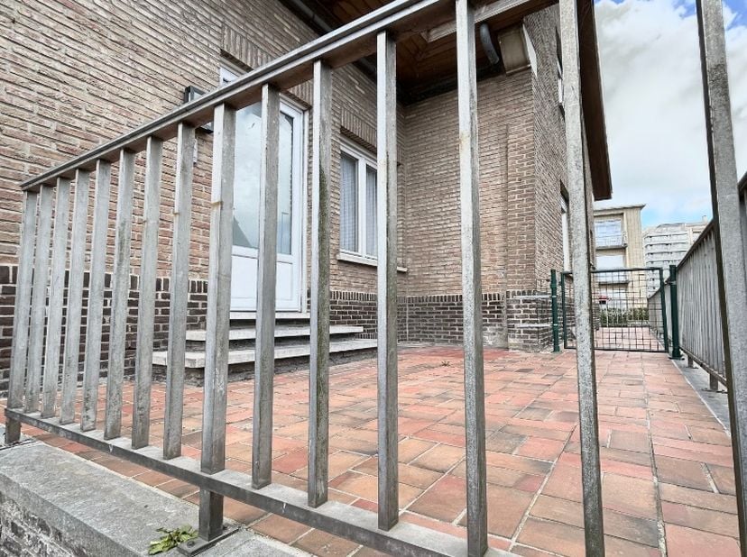 Instapklare zonnig en luchtig villa-appartement (170m²) met vier slaapkamers, ruime garage en tuintje met zonneterras.<br />
Indeling: inkom met trap,