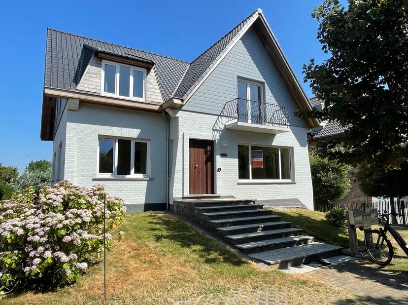 Dit lichtrijke appartement in Wenduine is gelegen op het gelijkvloers van een kleinschalige en rustige residentie. Met zijn bouwjaar 1969 combineert h