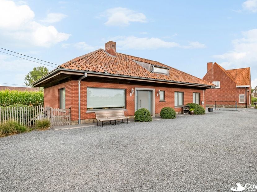 Huis te koop in Vijf Eikenstraat 7,
                    8780 Oostrozebeke