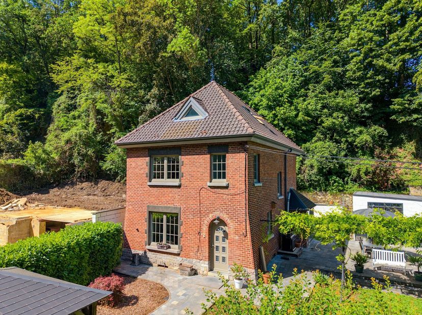 NAMUR, charmant huis (2 slaapkamers + 1 badkamer) gelegen in een rustige en groene omgeving, vlakbij alle voorzieningen. Het huis komt uit op een hal