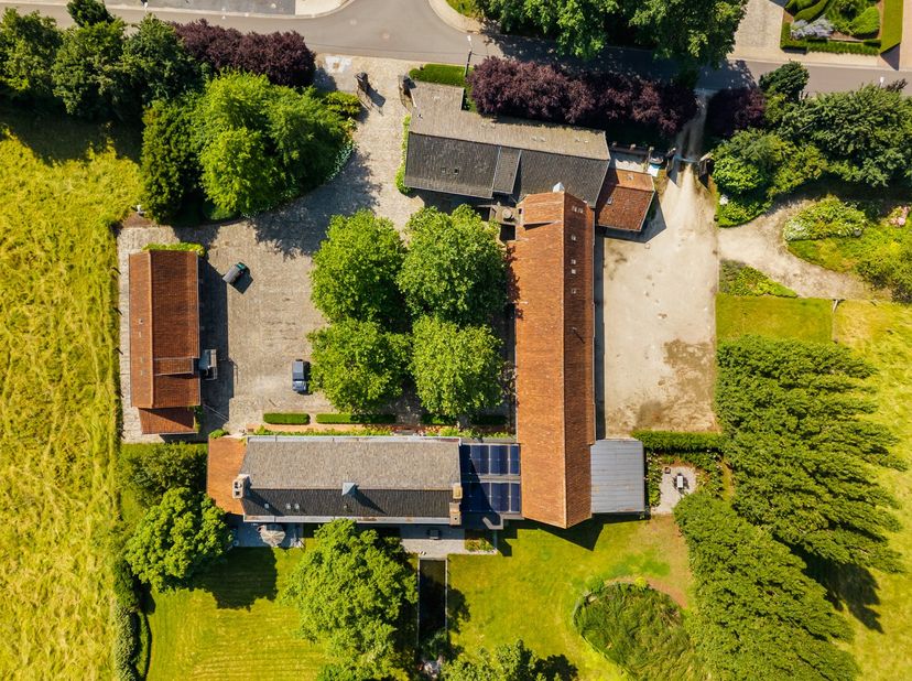 Omringd door groen bevindt zich deze uitzonderlijke en authentieke vierkantshoeve op een perceel van maar liefst 27.546 m², een unieke eigendom waar k