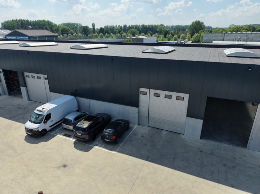 Deze bedrijfsunit van 262 m² in Lede biedt een ideale uitvalsbasis voor opslag, een atelier of andere professionele activiteiten.<br />
<br />
De unit