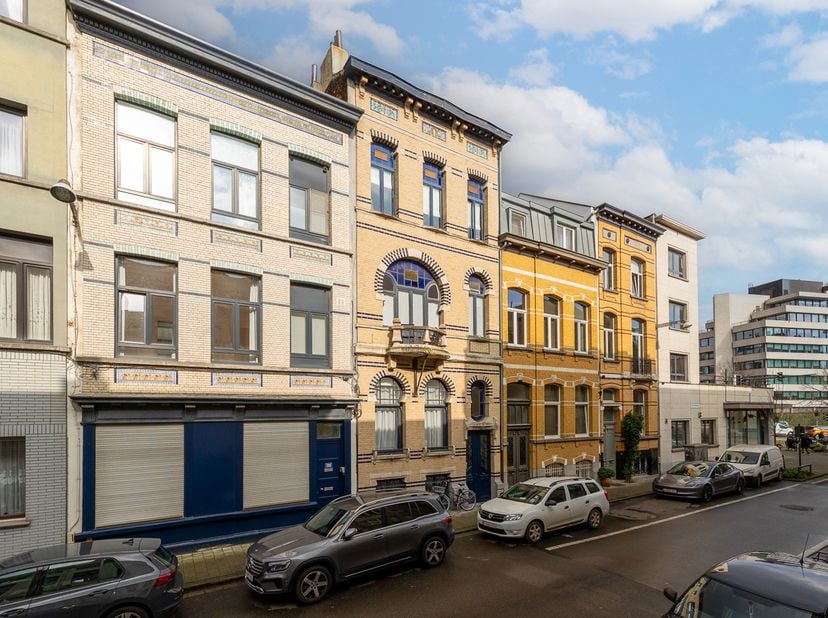 Charmant  gemeubeld appartement in een Art-nouveau-burgerhuis!<br />
Het appartement bevindt zich op de bovenste verdieping van het gebouw (zonder lif
