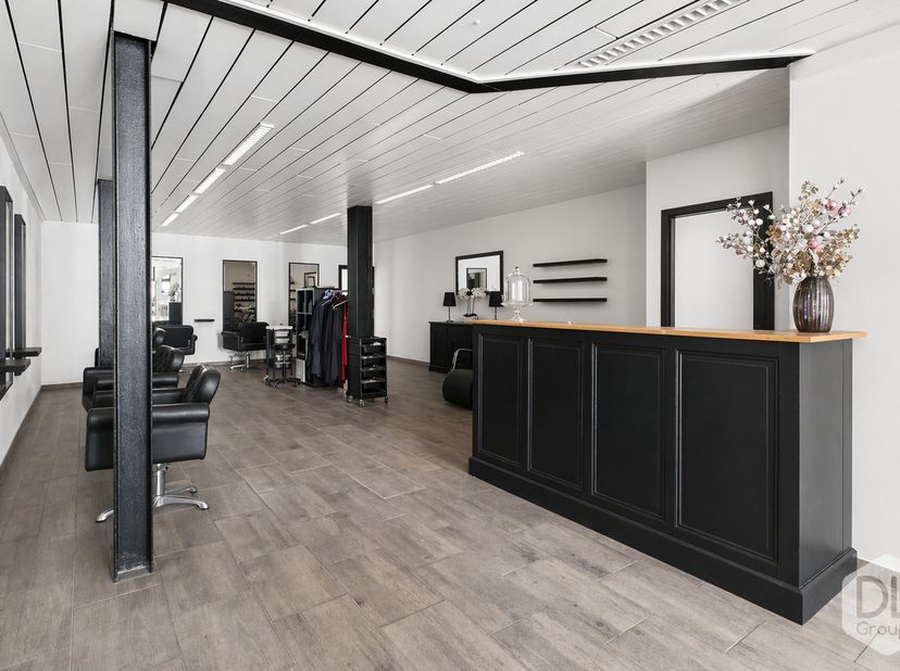 Op het gelijkvloers bevindt zich een eerste ruimte die dienstdoet als handelsruimte van ca. 74 m², met een mooie etalage van ca. 3,6 m en een apart to