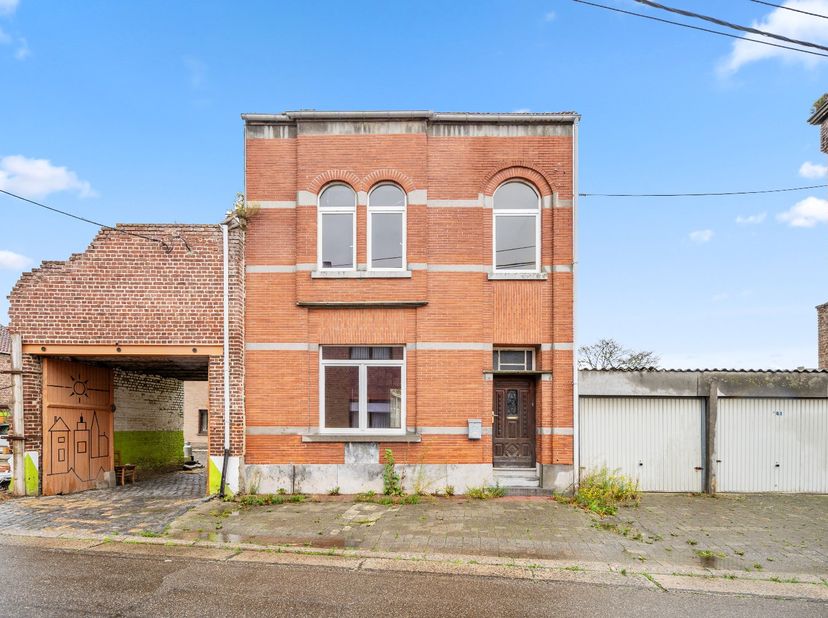 In de rustige Lindestraat 27 te Attenhoven ontdek je deze te renoveren woning met bijzonder veel potentieel, gelegen op een royaal perceel van 1.025 m