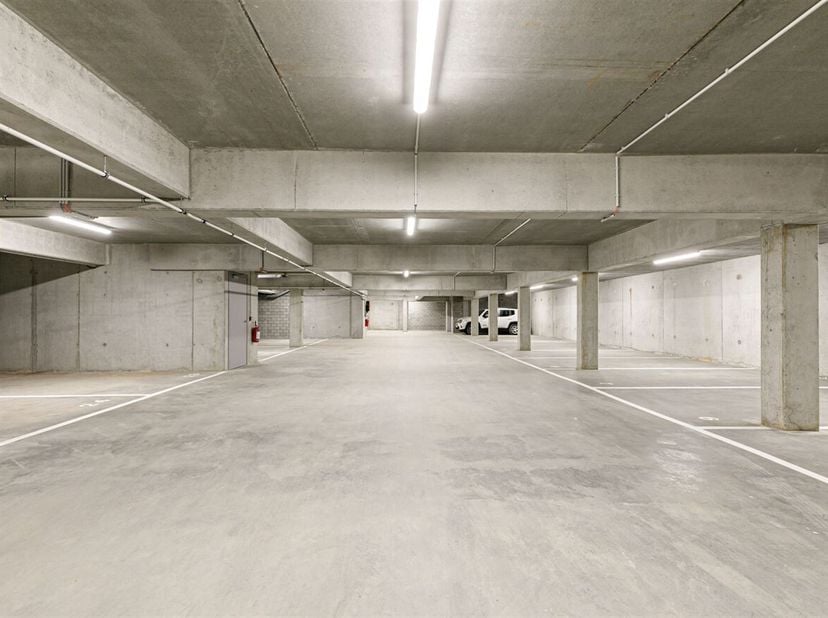 Les emplacements sont facilement accessibles par un large portail automatique que l'on franchit en voiture.<br />
Le parking est suffisamment spacieux