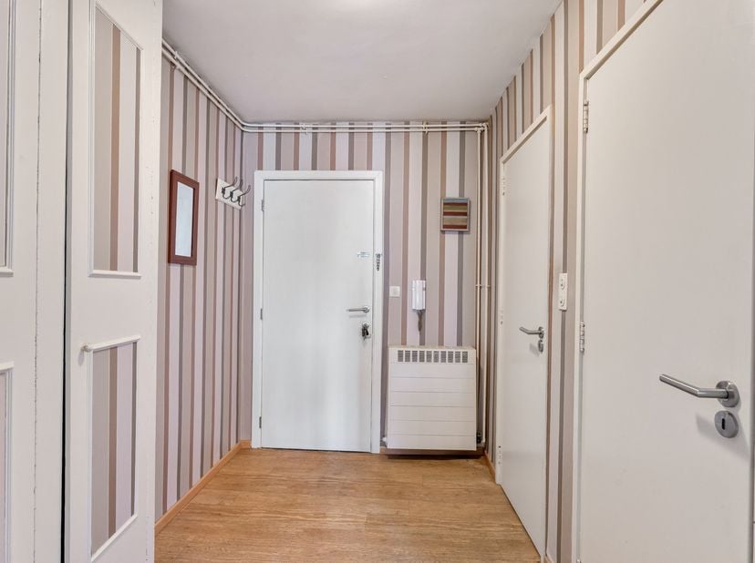 Op een gunstige ligging te Sint-Truiden, aan de Festraetsstraat 35 bus 204, bevindt zich dit appartement op de tweede verdieping van een goed onderhou