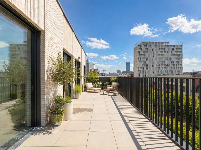 Projet UNIQ - A61  197 m² - 69,5 m²<br />
Victoire-Junot vous propose ce vaste penthouse 3 chambres traversant, et bénéficiant dune splendide terrasse