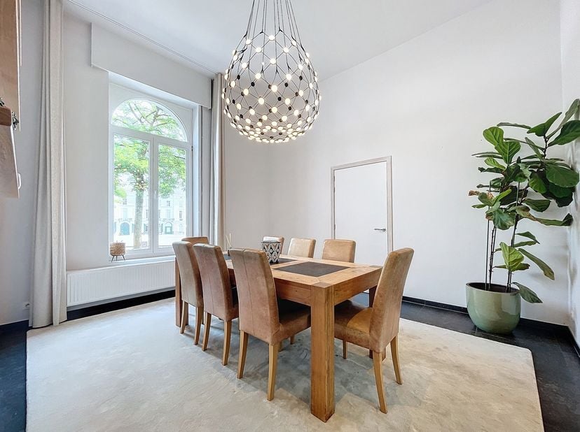 Unieke woning bemeubeld te huur in Gent<br />
Ligging:<br />
Deze burgerwoning bevindt zich pal op het Sint-Pietersplein en geniet een uitzonderlijk z