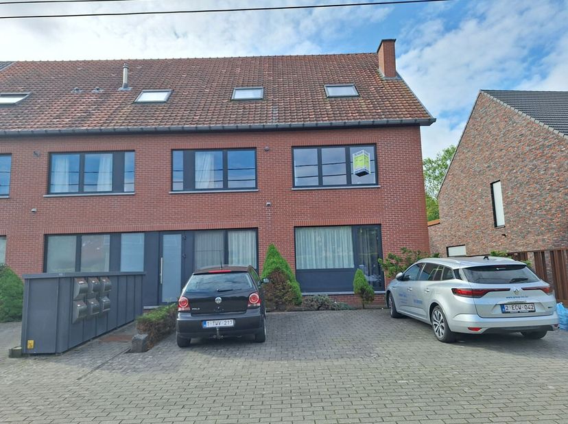 Een ruim, stijlvol duplex appartement op wandelafstand van het centrum van Diepenbeek.<br />
Dit appartement beschikt over twee slaapkamers, een inger
