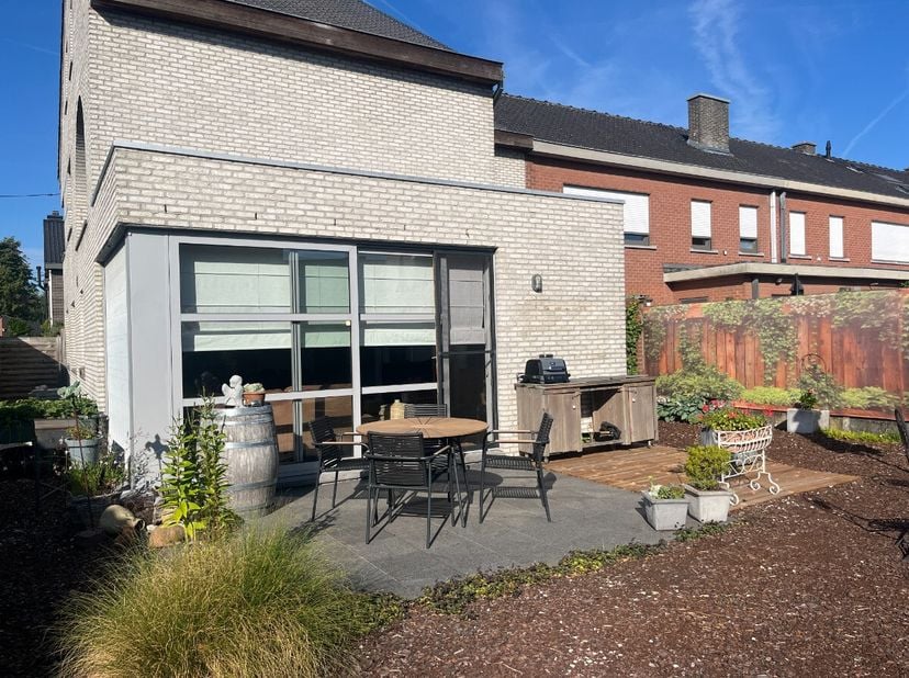 Gelijkvloers appartement met grote tuin op wandelafstand van het centrum Indeling : inkom, grote woonkamer met veel lichtinval, ingerichte keuken, twe