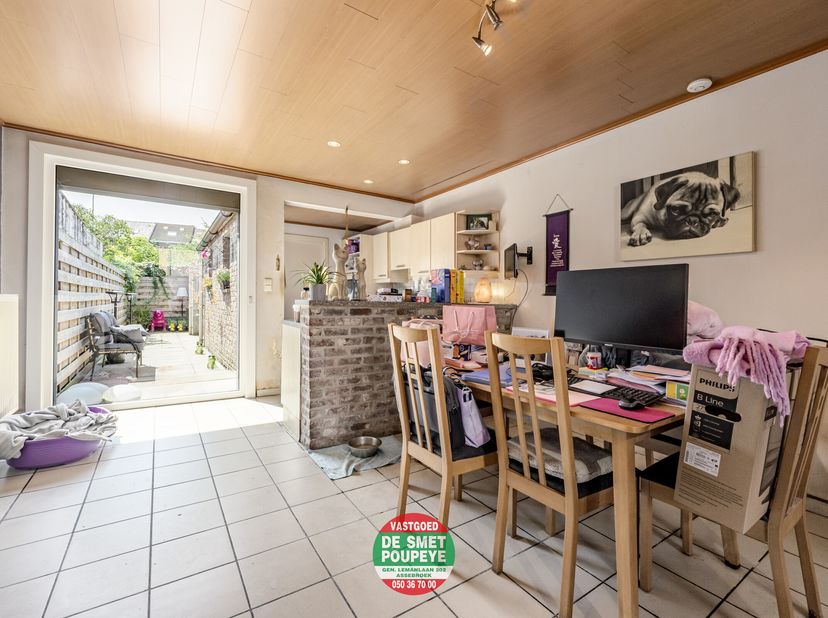 Deze gezellige gezinswoning is gelegen in de Korte Dwarsstraat 4 te Assebroek, een rustige éénrichtingsstraat op een centrale locatie. Scholen, winkel