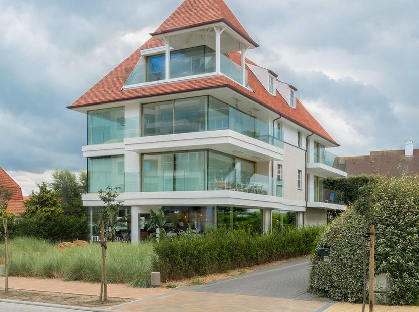 Centraal gelegen in hartje Zoute en op enkele stappen van de Place M’as-tu vu (het Albertplein), bevindt zich deze ruime garagebox van 18 m². De garag